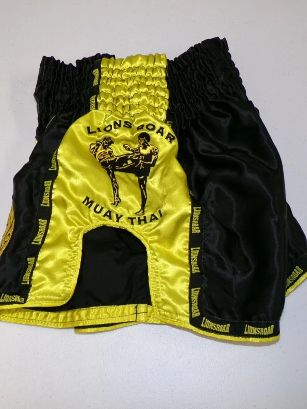 Lions Roar MMA Muay Thai Kickboxing Lionsroar Black Yellow Satin Shorts Mens XS